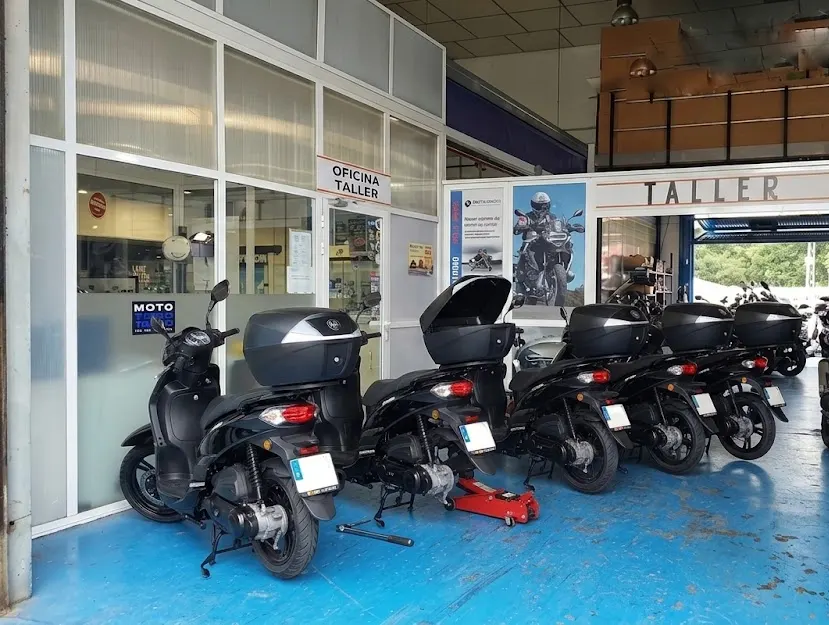 Vloot zwarte scooters in de werkplaats van RODA